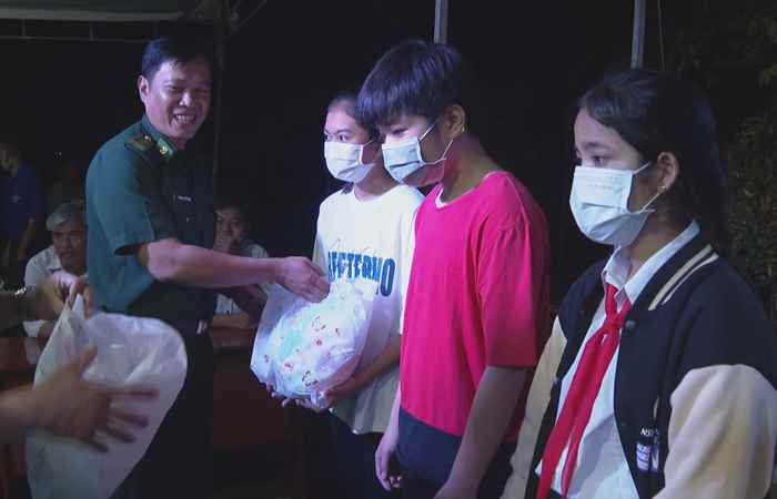 Bộ đội Biên phòng trao quà Trung thu cho trẻ em khu vực biên giới biển